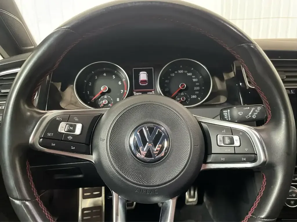 Volkswagen Golf GTI снимка Volkswagen Golf GTI