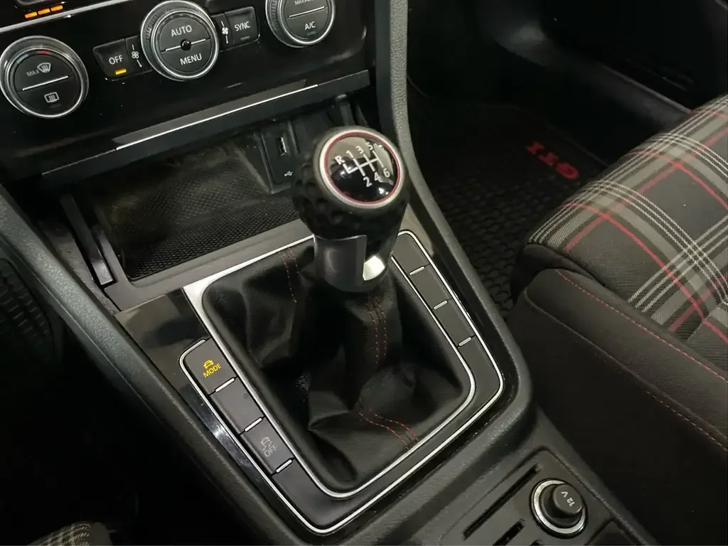 Volkswagen Golf GTI снимка Volkswagen Golf GTI