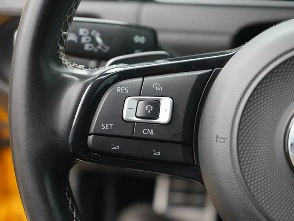 Volkswagen Golf R снимка Volkswagen Golf R