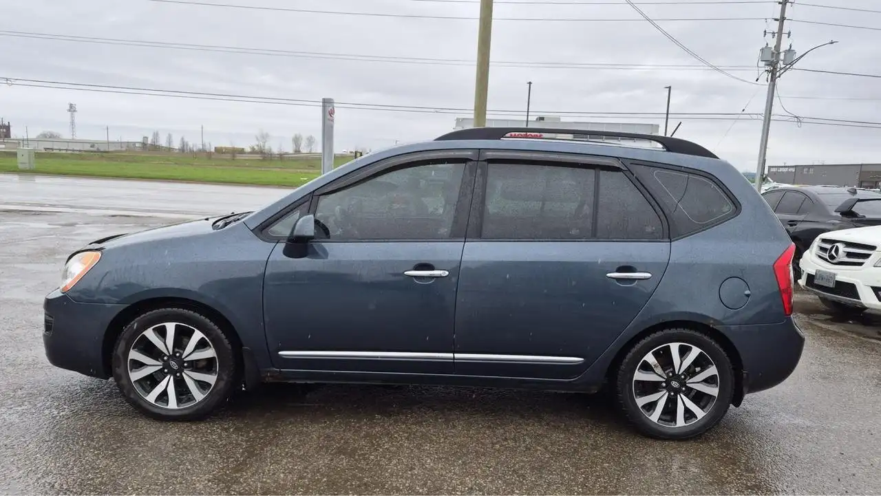 Kia Rondo снимка Kia Rondo