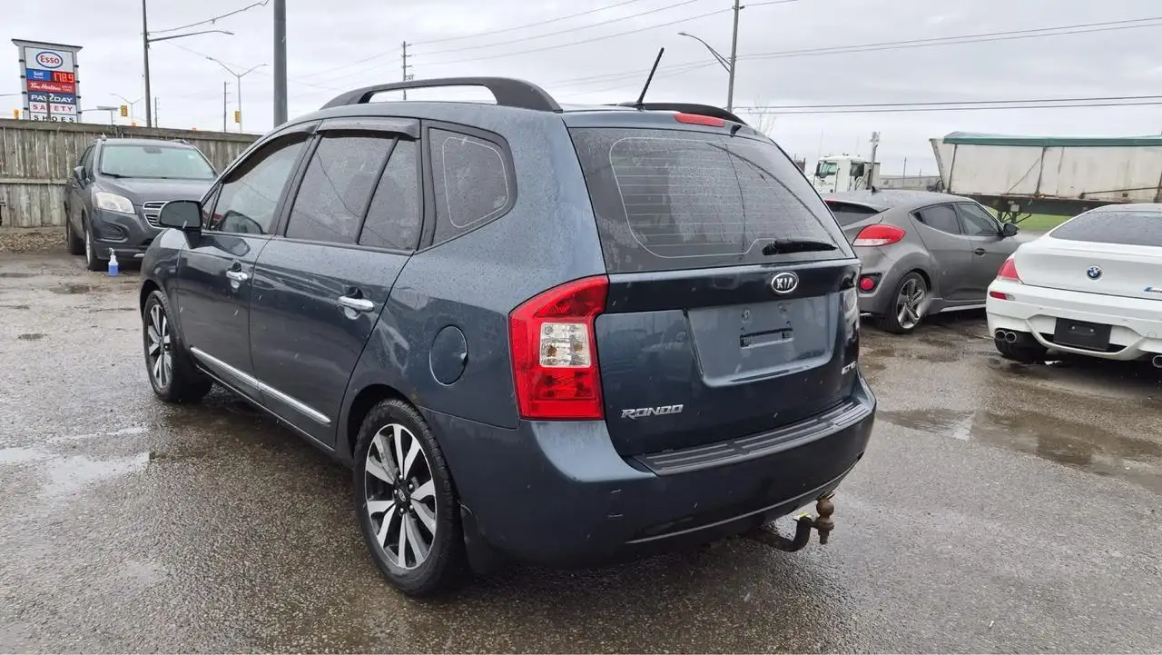 Kia Rondo снимка Kia Rondo