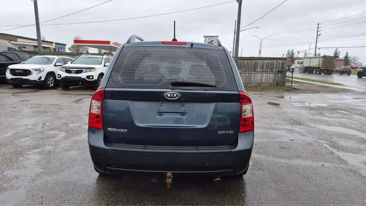 Kia Rondo снимка Kia Rondo
