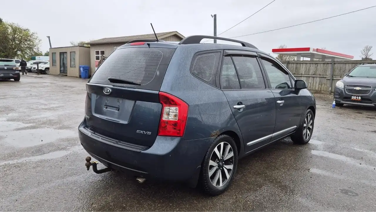Kia Rondo снимка Kia Rondo