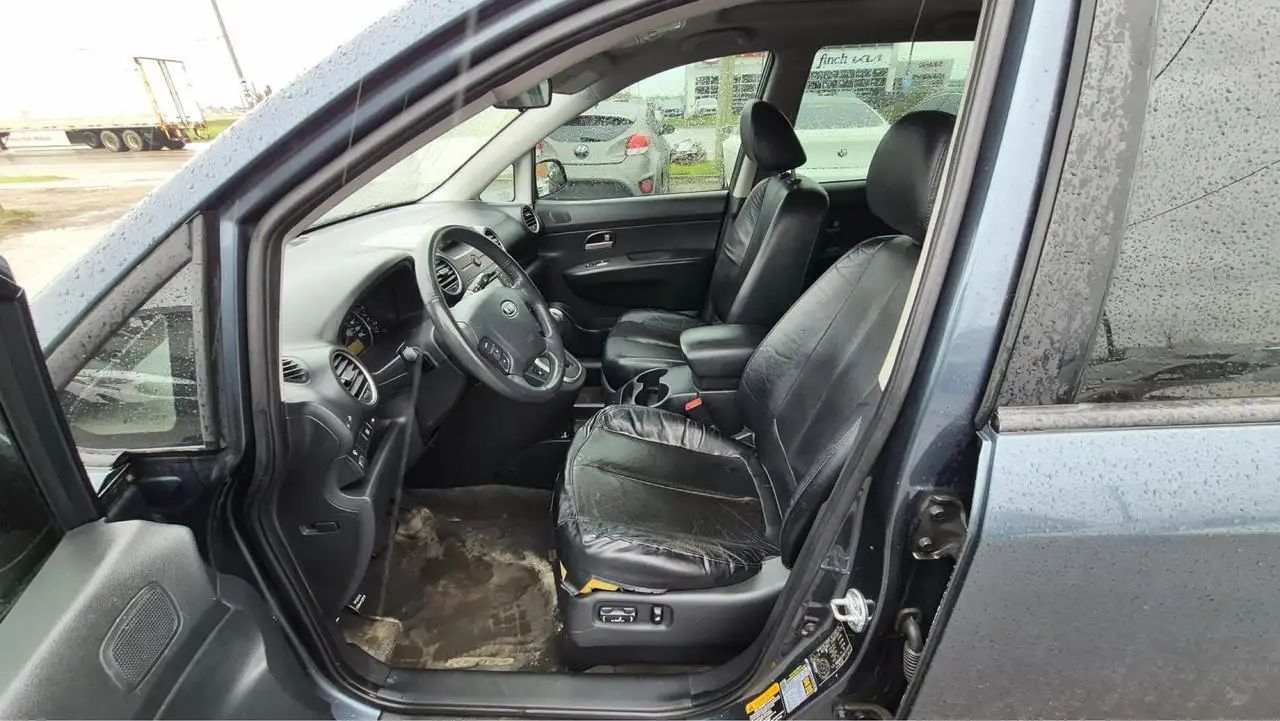 Kia Rondo снимка Kia Rondo