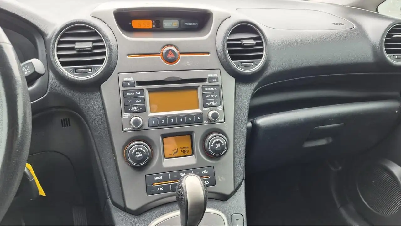 Kia Rondo снимка Kia Rondo