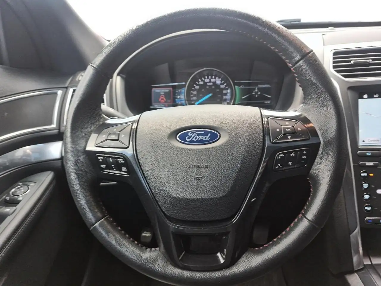 Ford Explorer снимка Ford Explorer