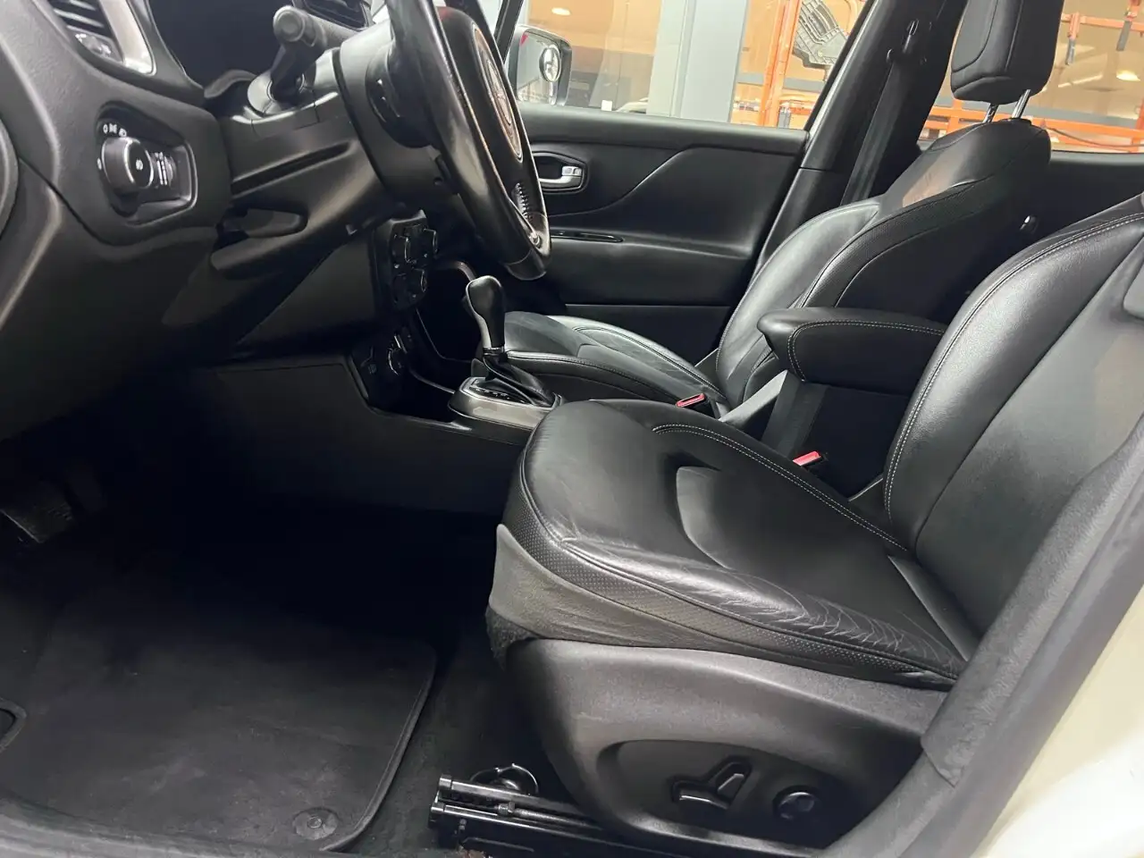 Jeep Renegade снимка Jeep Renegade