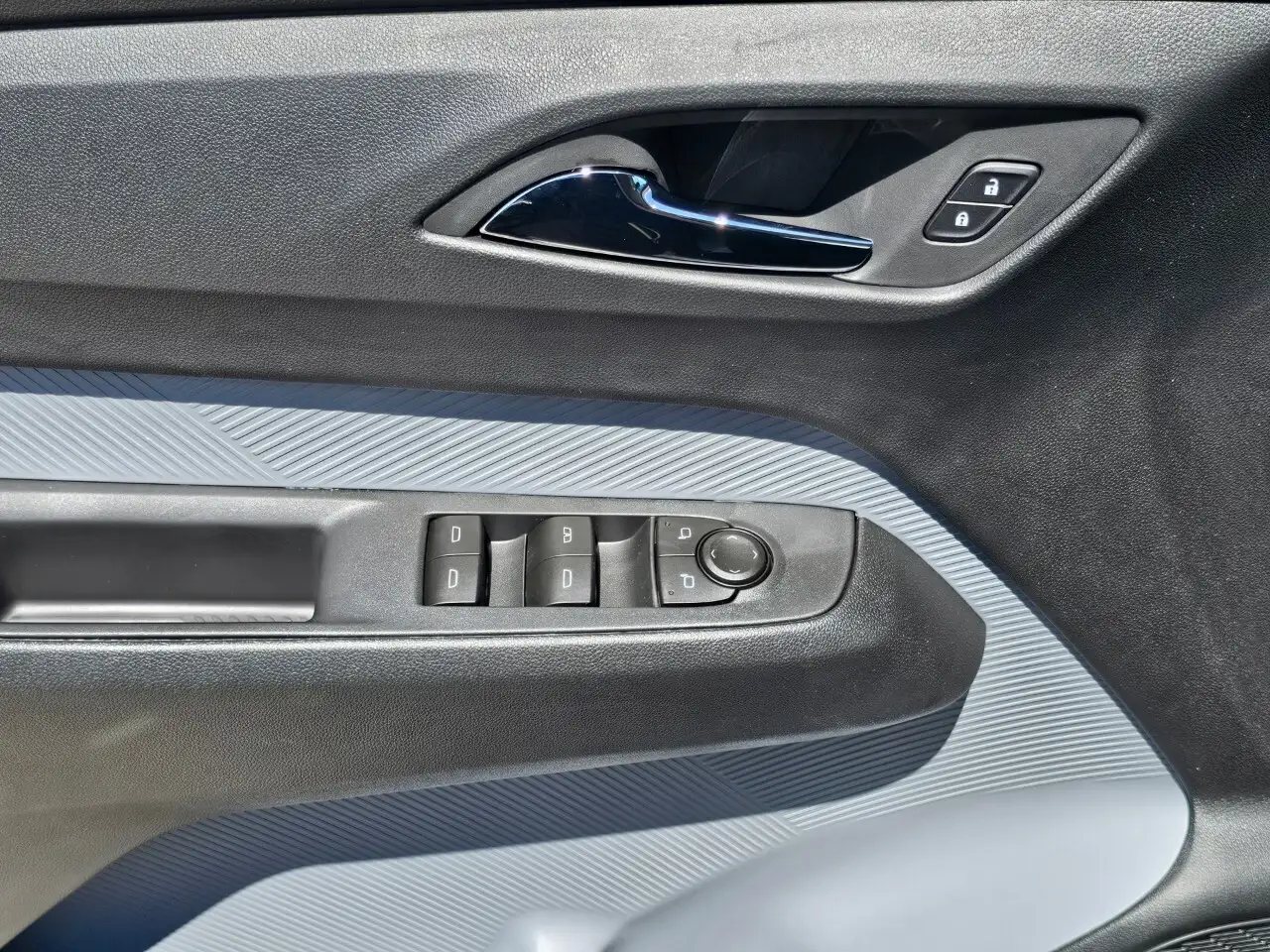 Chevrolet Bolt photo Chevrolet Bolt