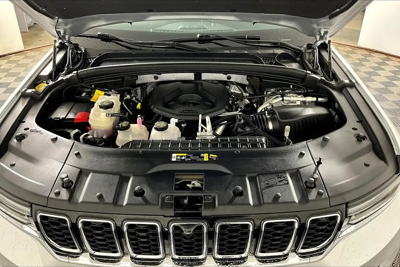 Jeep Grand Cherokee снимка Jeep Grand Cherokee
