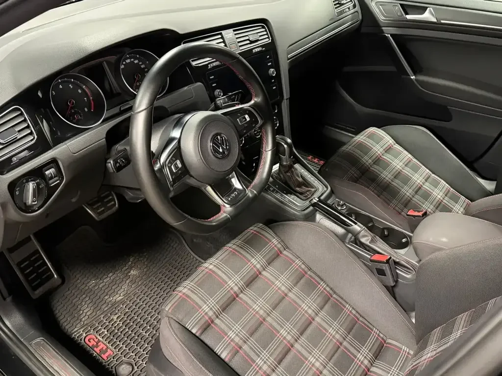 Volkswagen Golf GTI снимка Volkswagen Golf GTI