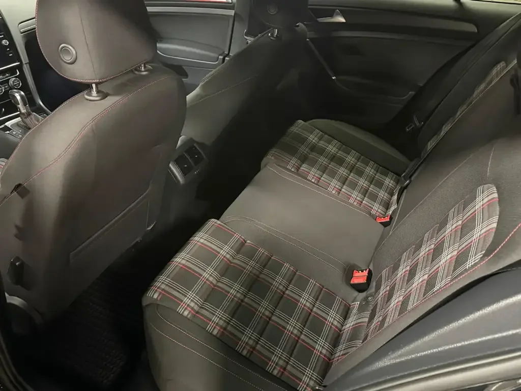 Volkswagen Golf GTI снимка Volkswagen Golf GTI