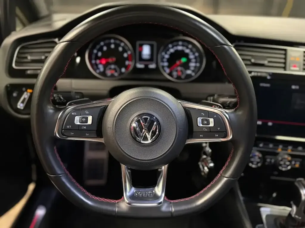 Volkswagen Golf GTI снимка Volkswagen Golf GTI