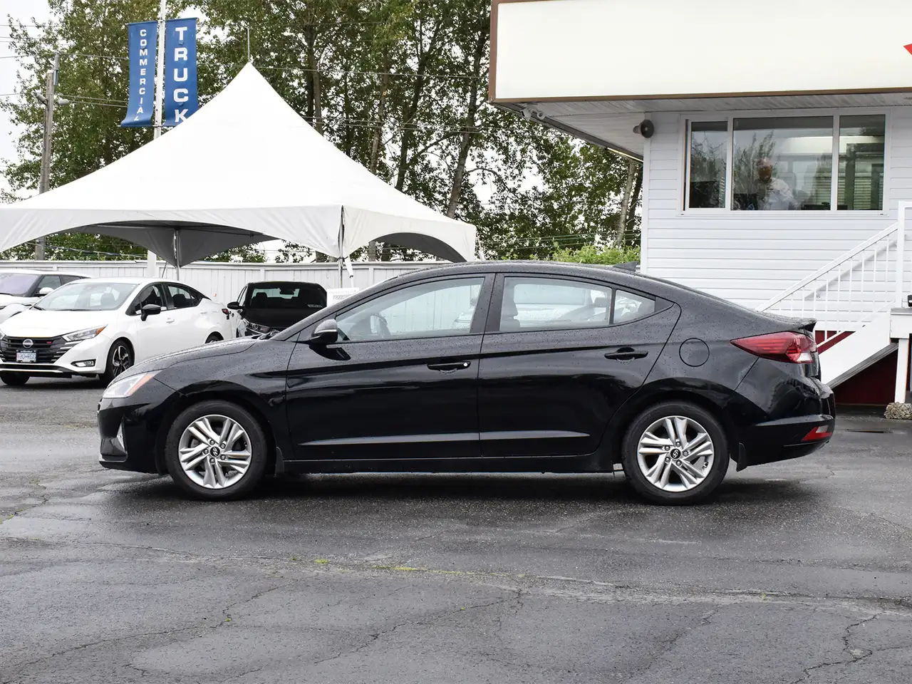 Hyundai ELANTRA photo Hyundai ELANTRA