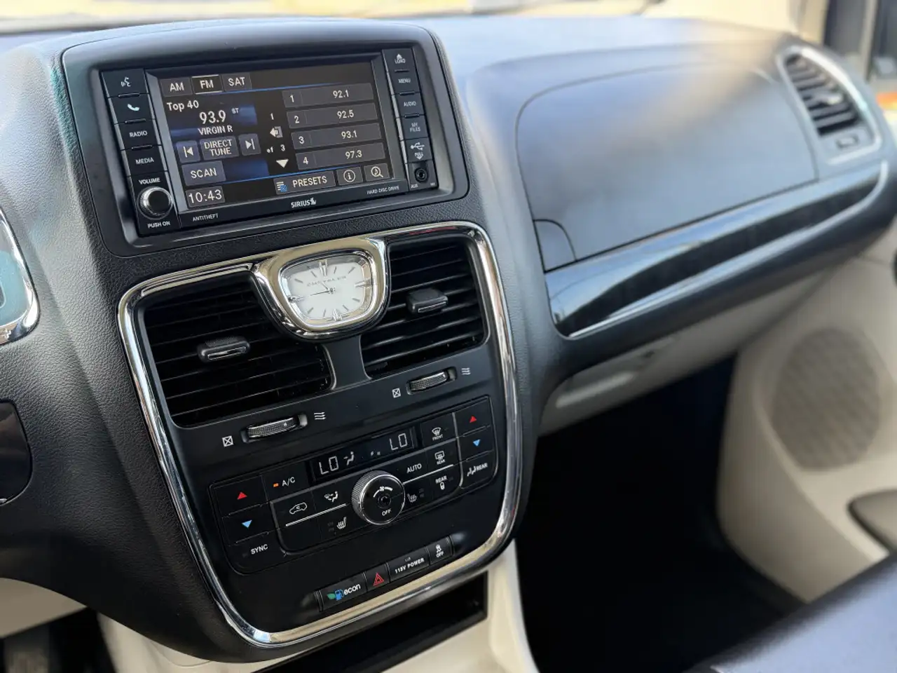 Chrysler Town & Country снимка Chrysler Town & Country