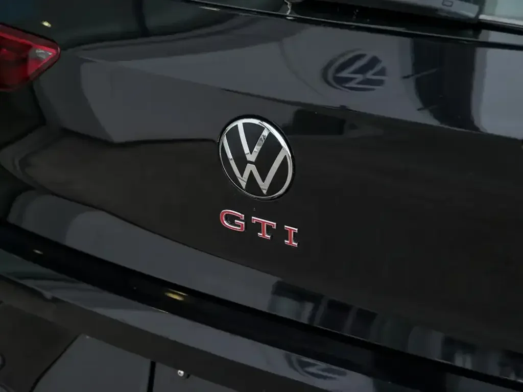 Volkswagen Golf GTI снимка Volkswagen Golf GTI