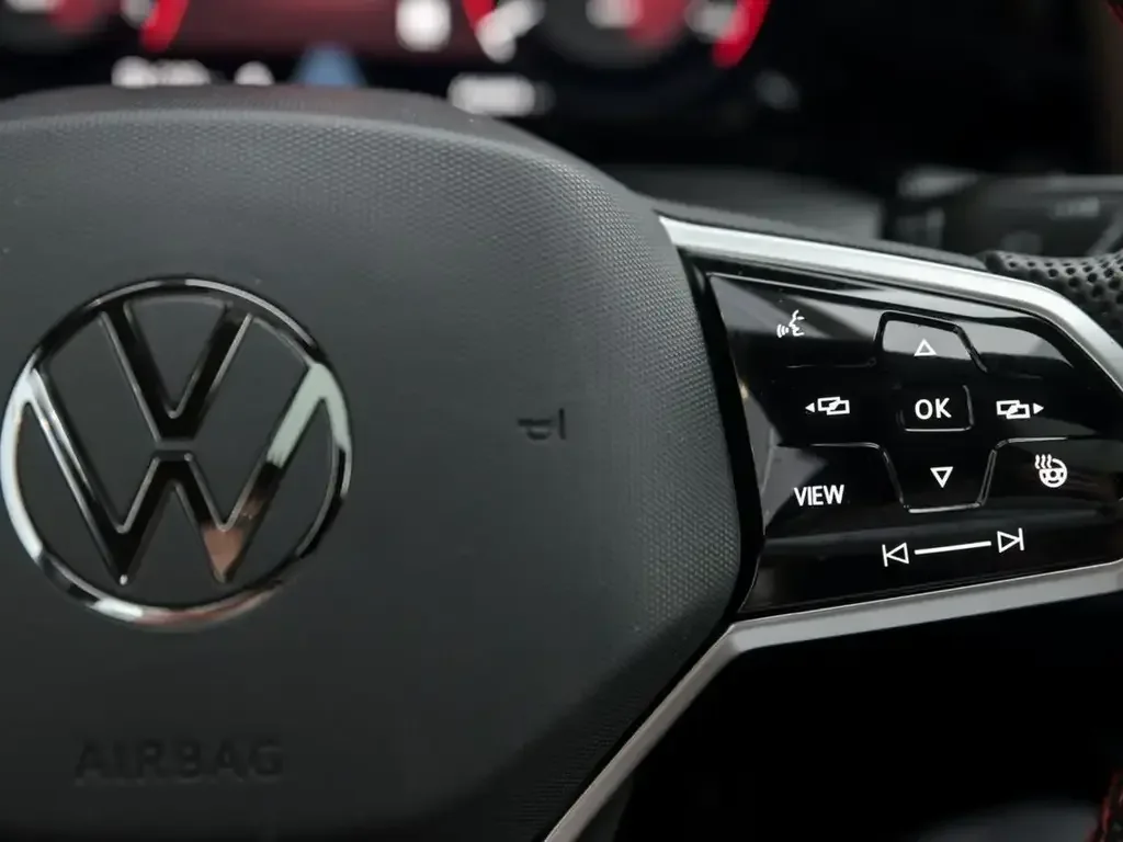 Volkswagen Golf GTI снимка Volkswagen Golf GTI