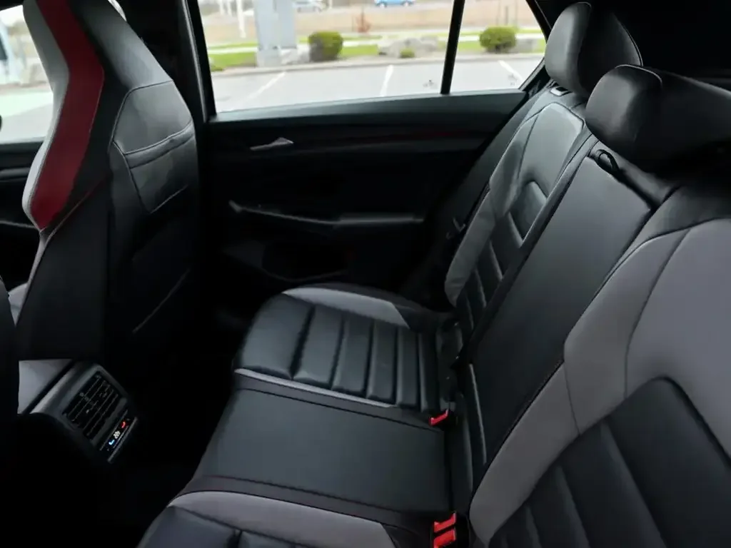 Volkswagen Golf GTI снимка Volkswagen Golf GTI