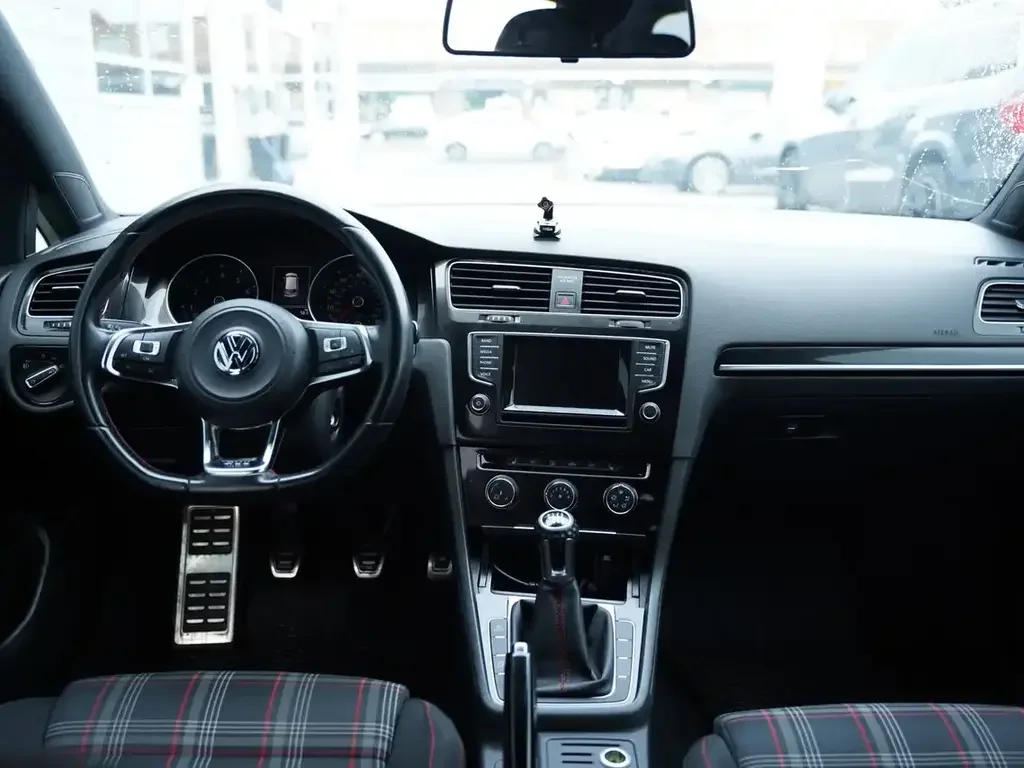 Volkswagen Golf GTI снимка Volkswagen Golf GTI