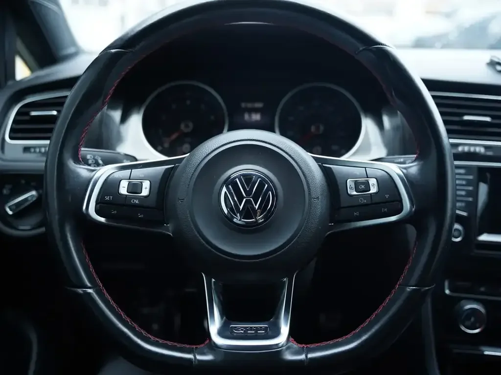 Volkswagen Golf GTI снимка Volkswagen Golf GTI