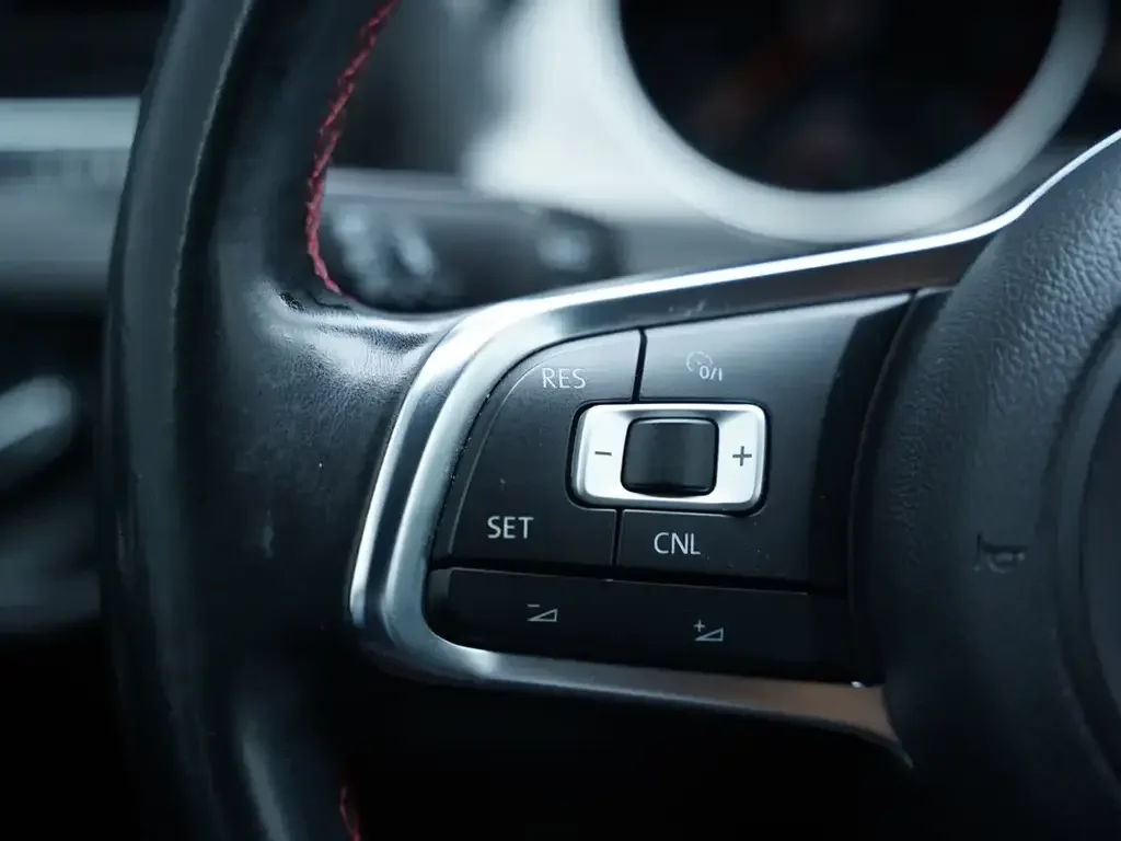 Volkswagen Golf GTI снимка Volkswagen Golf GTI