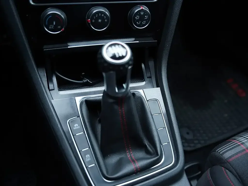 Volkswagen Golf GTI снимка Volkswagen Golf GTI