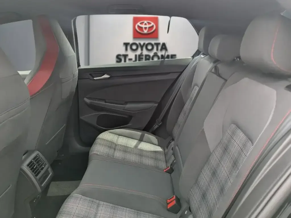 Volkswagen Golf GTI снимка Volkswagen Golf GTI
