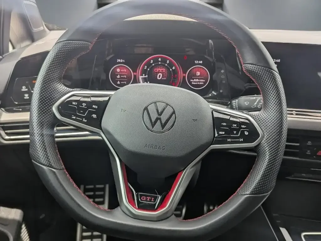 Volkswagen Golf GTI снимка Volkswagen Golf GTI