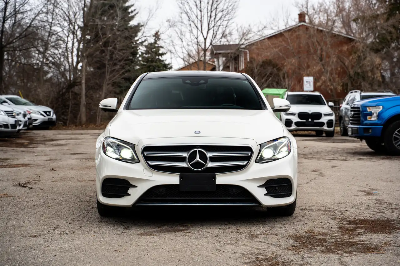Mercedes-Benz E-Class снимка Mercedes-Benz E-Class