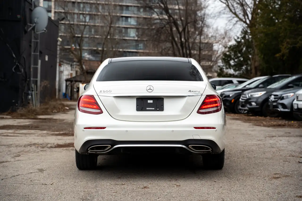 Mercedes-Benz E-Class снимка Mercedes-Benz E-Class