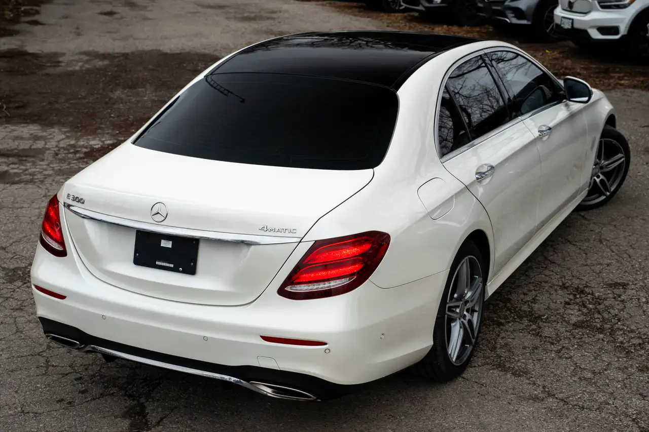 Mercedes-Benz E-Class снимка Mercedes-Benz E-Class