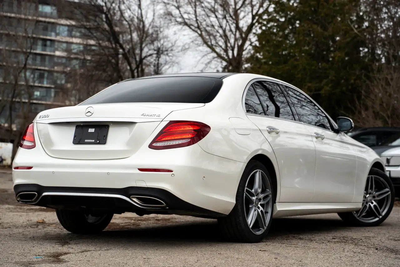 Mercedes-Benz E-Class снимка Mercedes-Benz E-Class