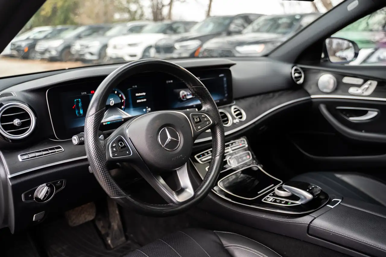 Mercedes-Benz E-Class снимка Mercedes-Benz E-Class