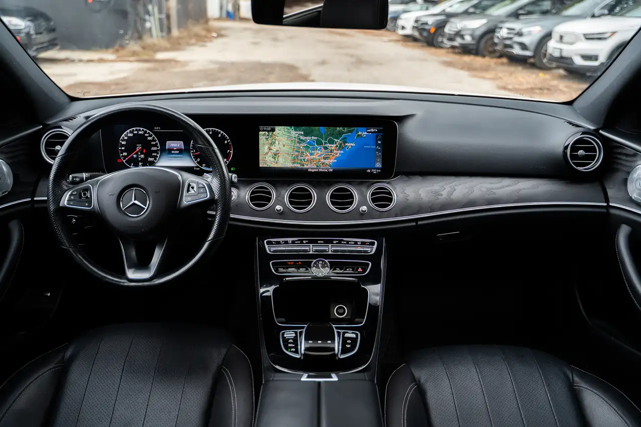 Mercedes-Benz E-Class снимка Mercedes-Benz E-Class