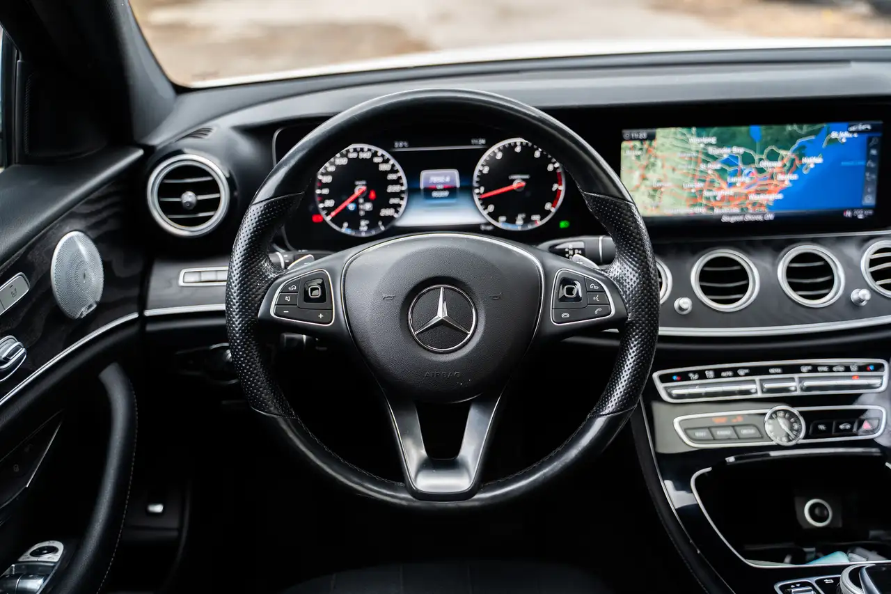 Mercedes-Benz E-Class снимка Mercedes-Benz E-Class