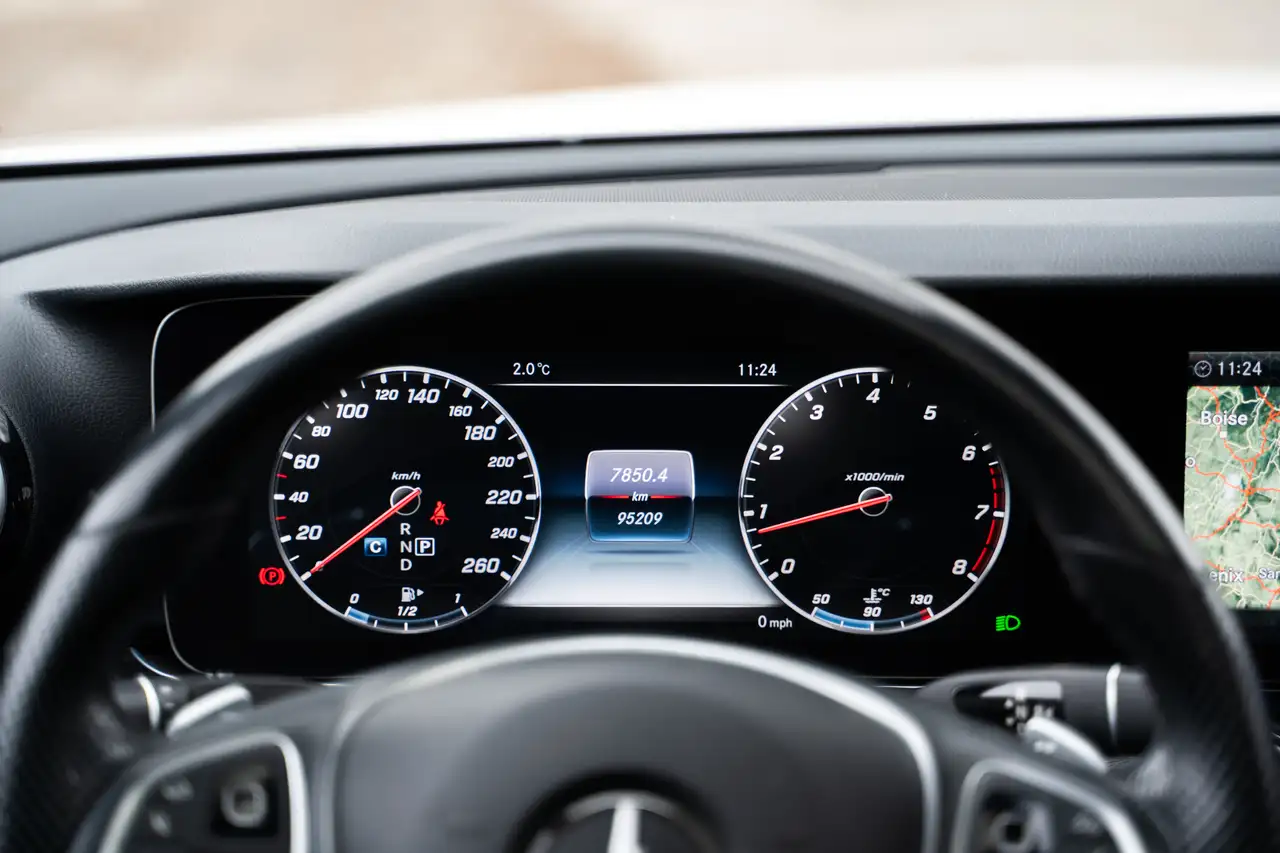 Mercedes-Benz E-Class снимка Mercedes-Benz E-Class