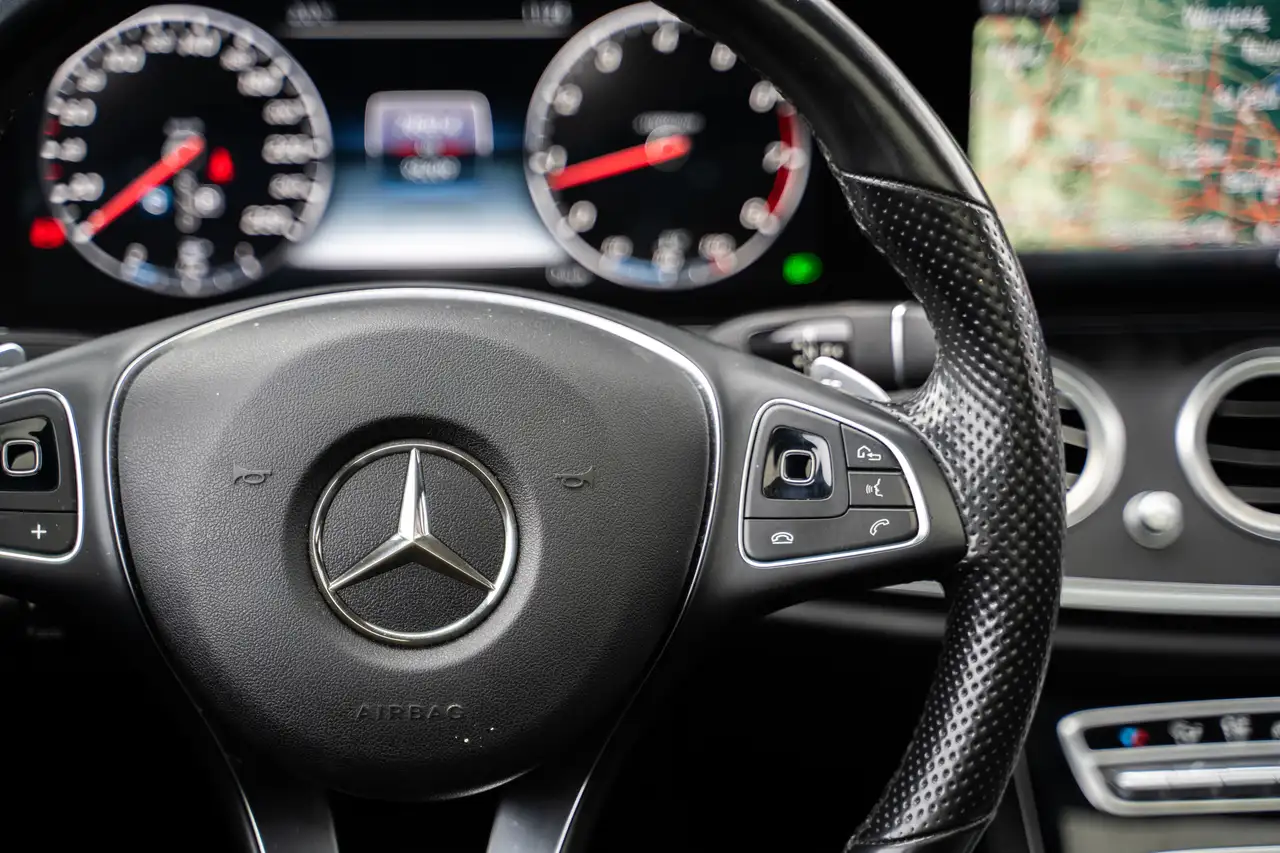 Mercedes-Benz E-Class снимка Mercedes-Benz E-Class