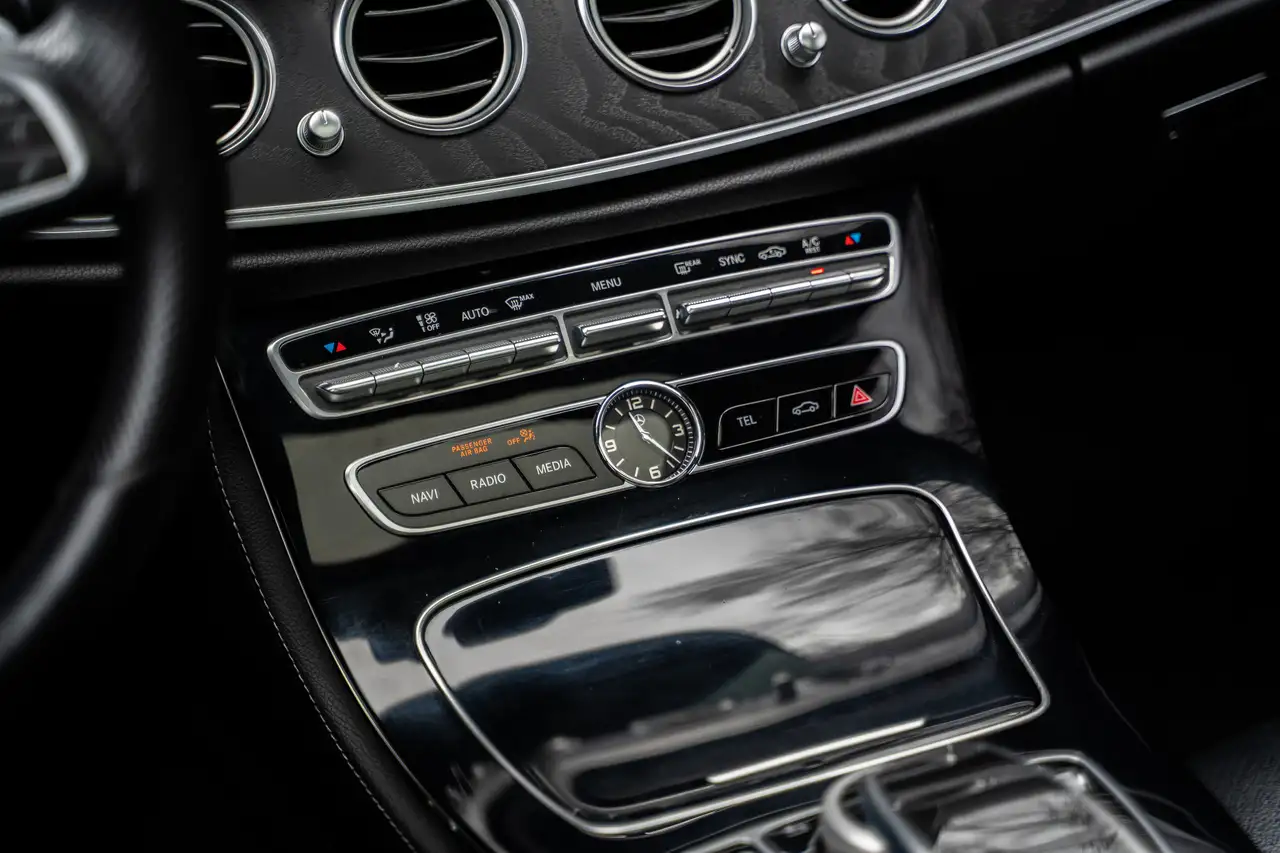 Mercedes-Benz E-Class снимка Mercedes-Benz E-Class