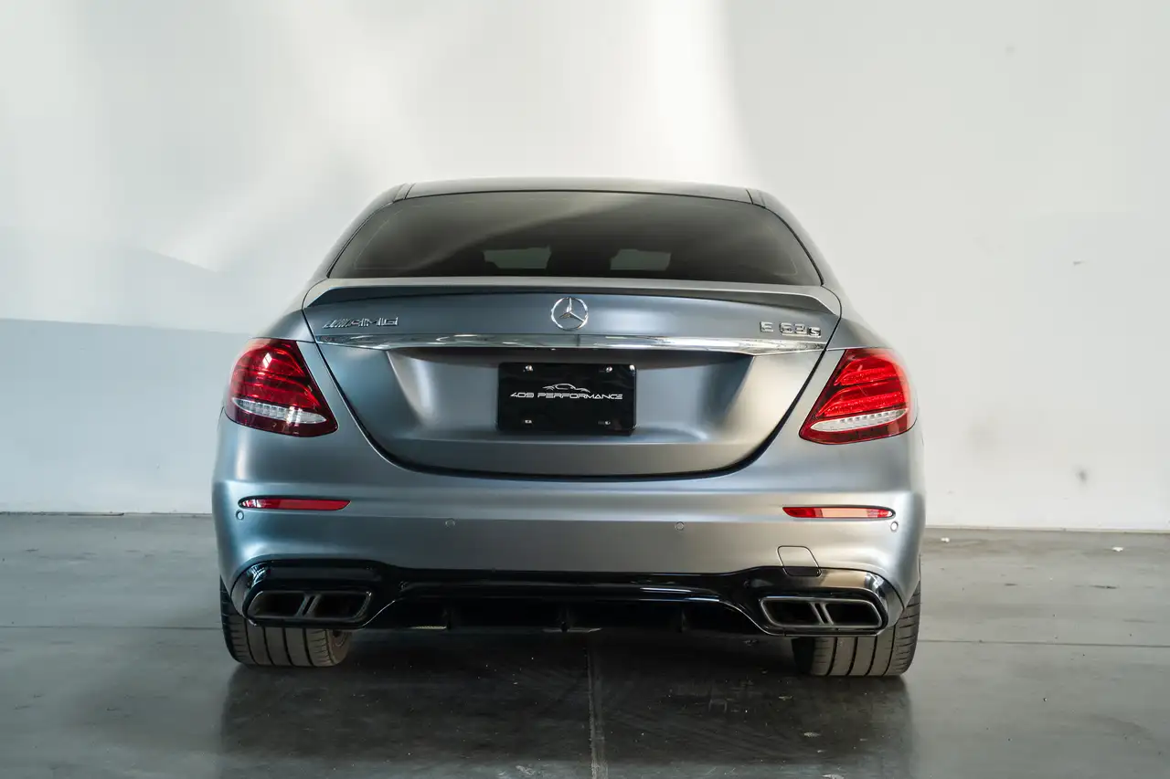 Mercedes-Benz E-Class снимка Mercedes-Benz E-Class