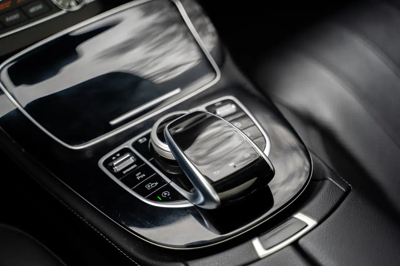 Mercedes-Benz E-Class снимка Mercedes-Benz E-Class
