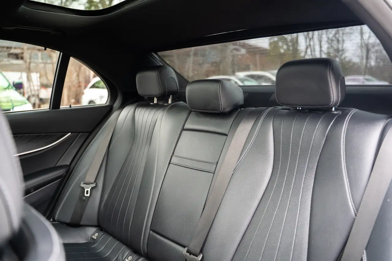 Mercedes-Benz E-Class снимка Mercedes-Benz E-Class