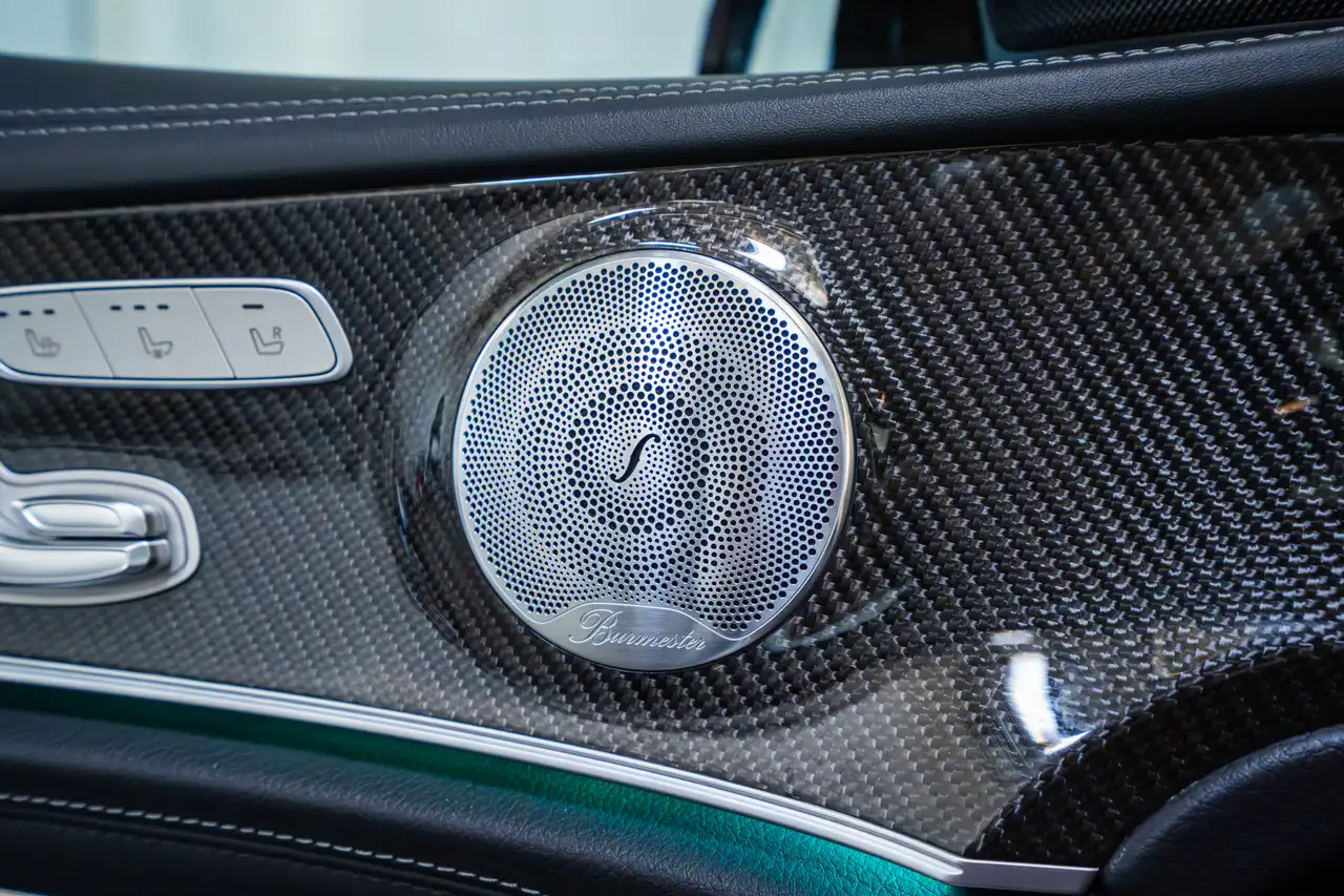Mercedes-Benz E-Class снимка Mercedes-Benz E-Class