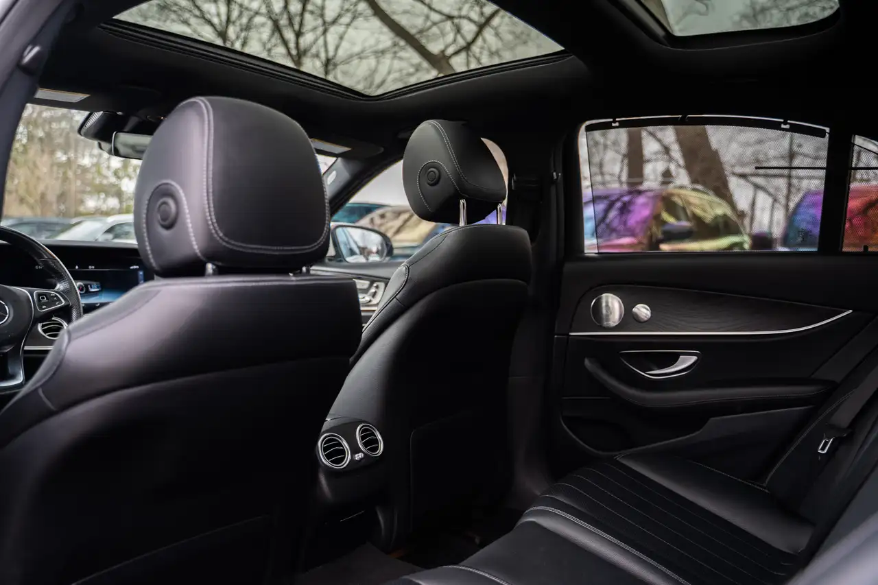 Mercedes-Benz E-Class снимка Mercedes-Benz E-Class