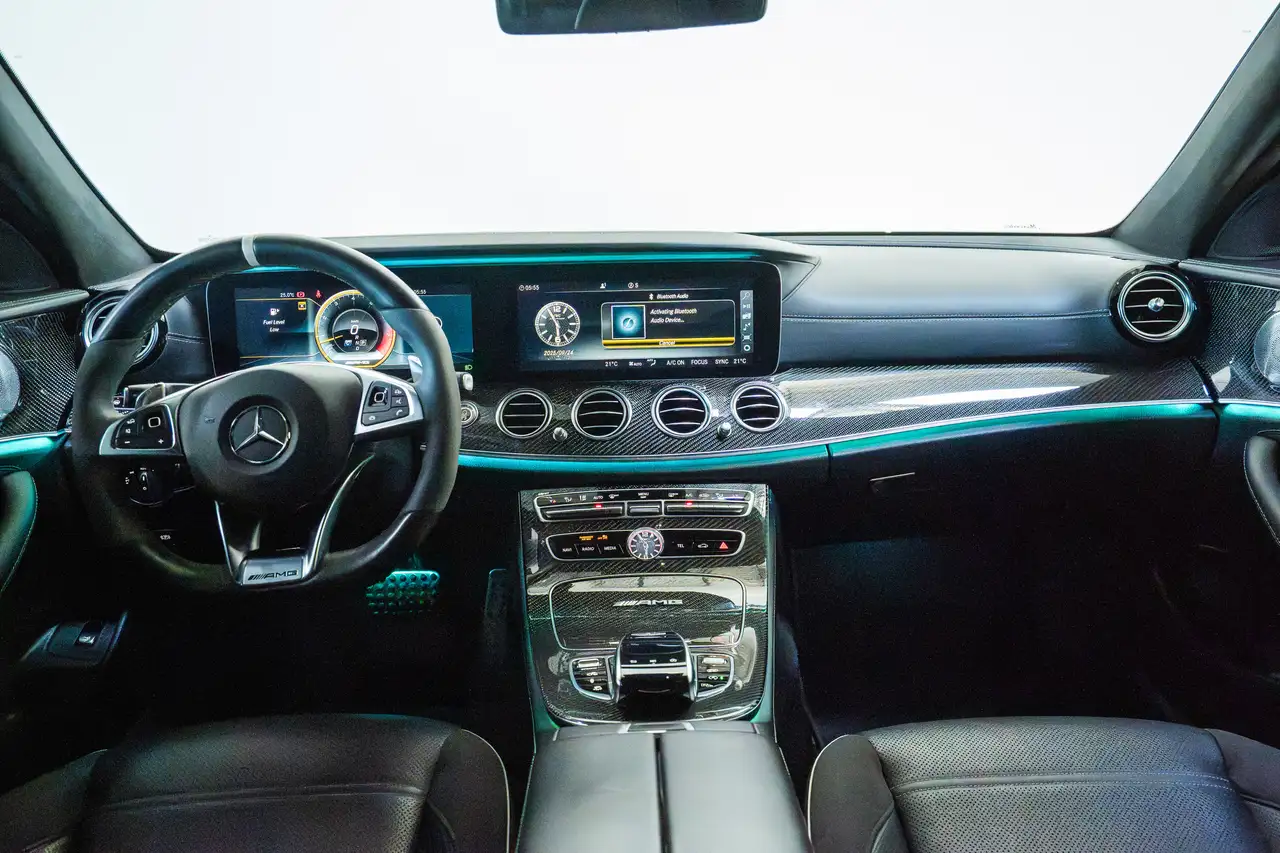 Mercedes-Benz E-Class снимка Mercedes-Benz E-Class
