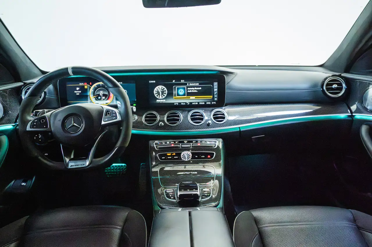 Mercedes-Benz E-Class снимка Mercedes-Benz E-Class