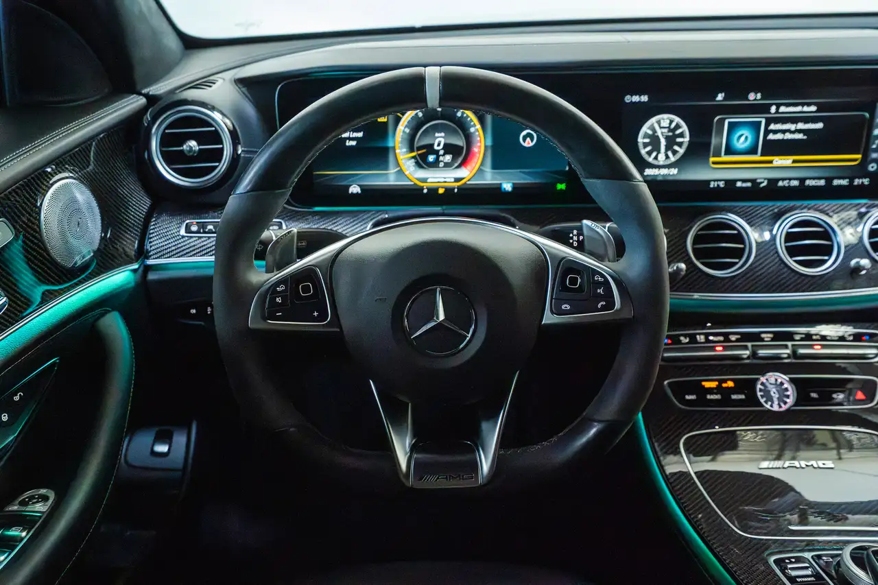 Mercedes-Benz E-Class снимка Mercedes-Benz E-Class