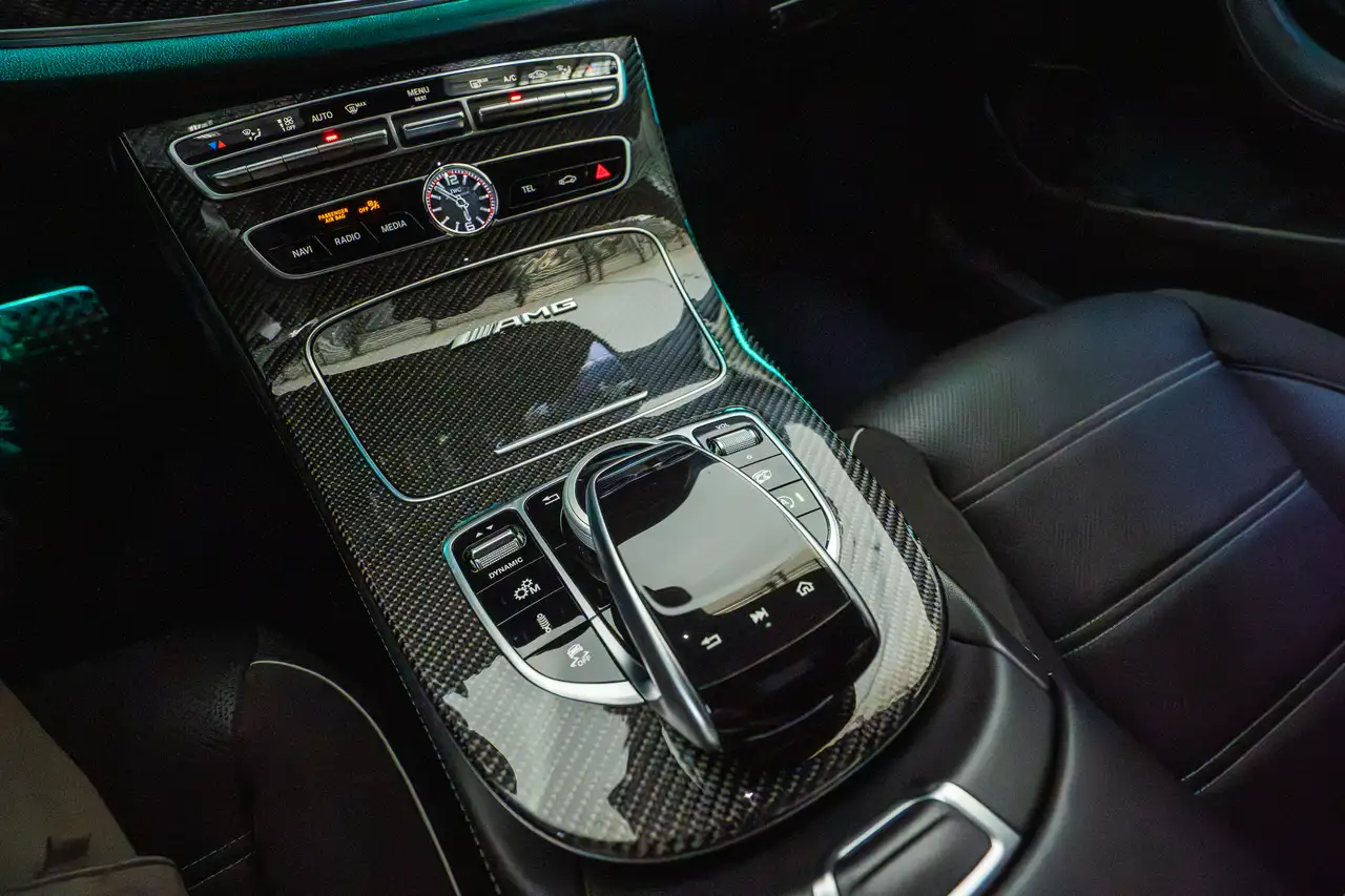 Mercedes-Benz E-Class снимка Mercedes-Benz E-Class