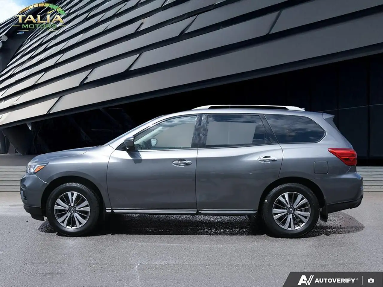 Nissan Pathfinder снимка Nissan Pathfinder
