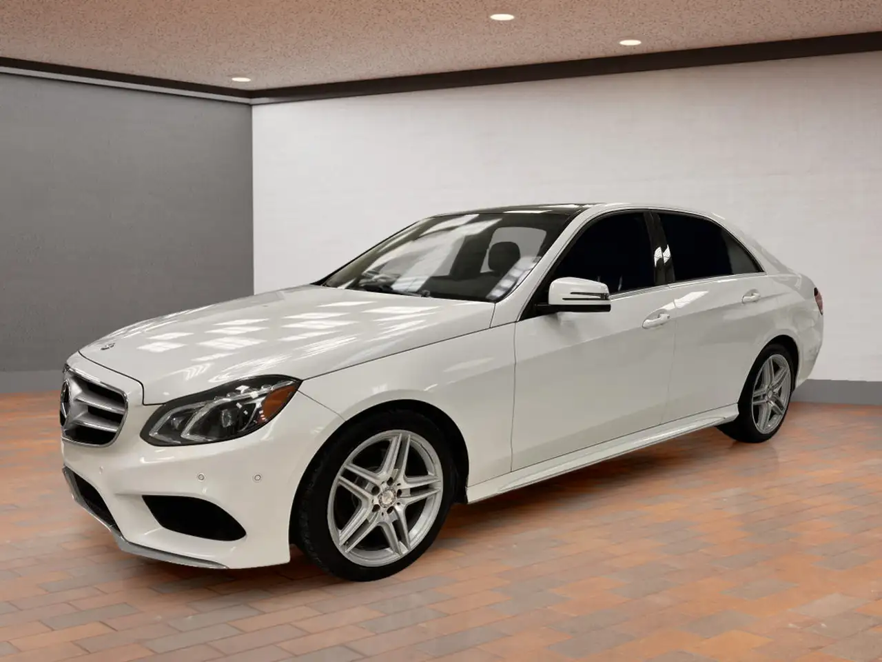 Mercedes-Benz E-Class снимка Mercedes-Benz E-Class