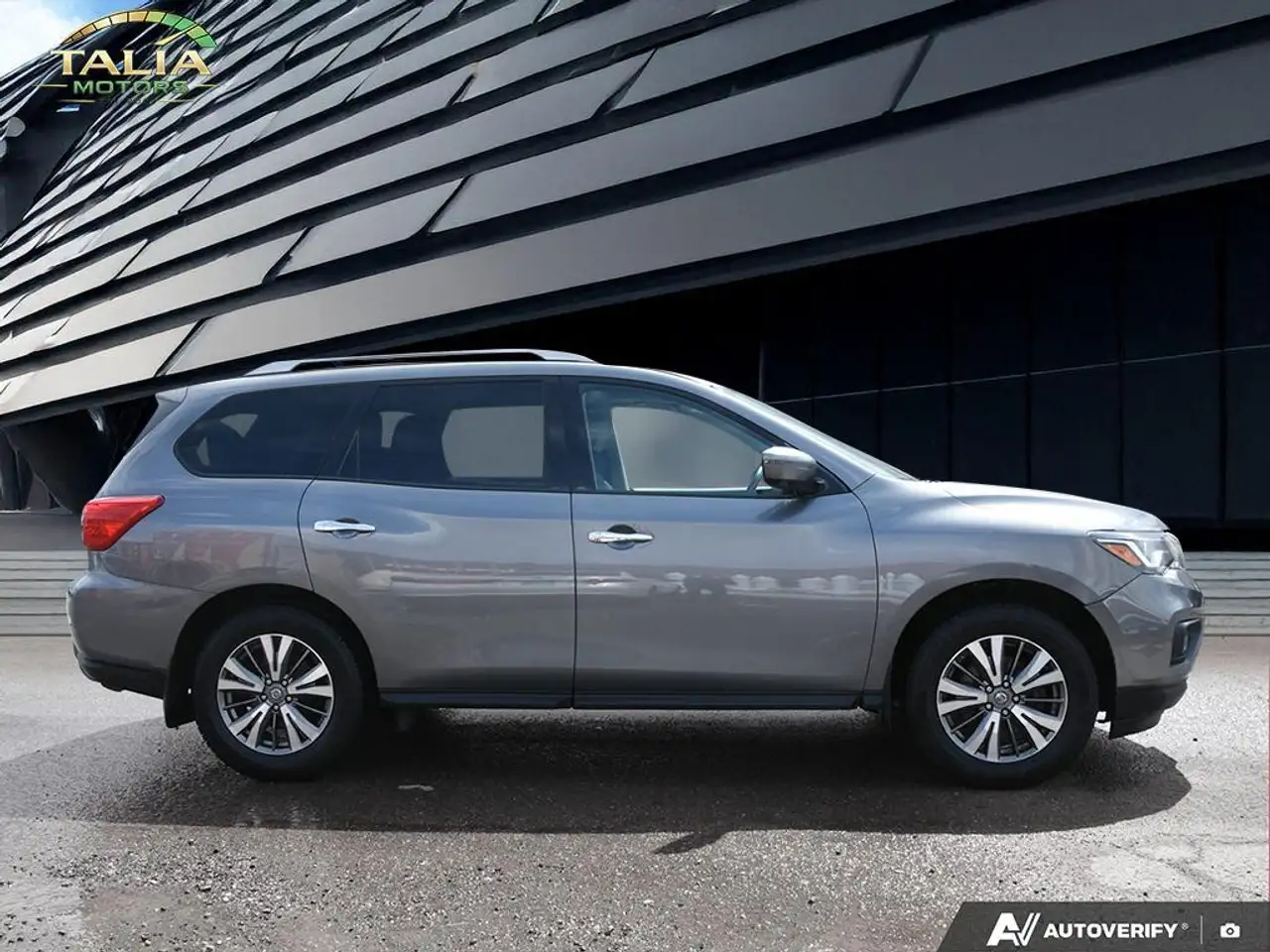Nissan Pathfinder снимка Nissan Pathfinder