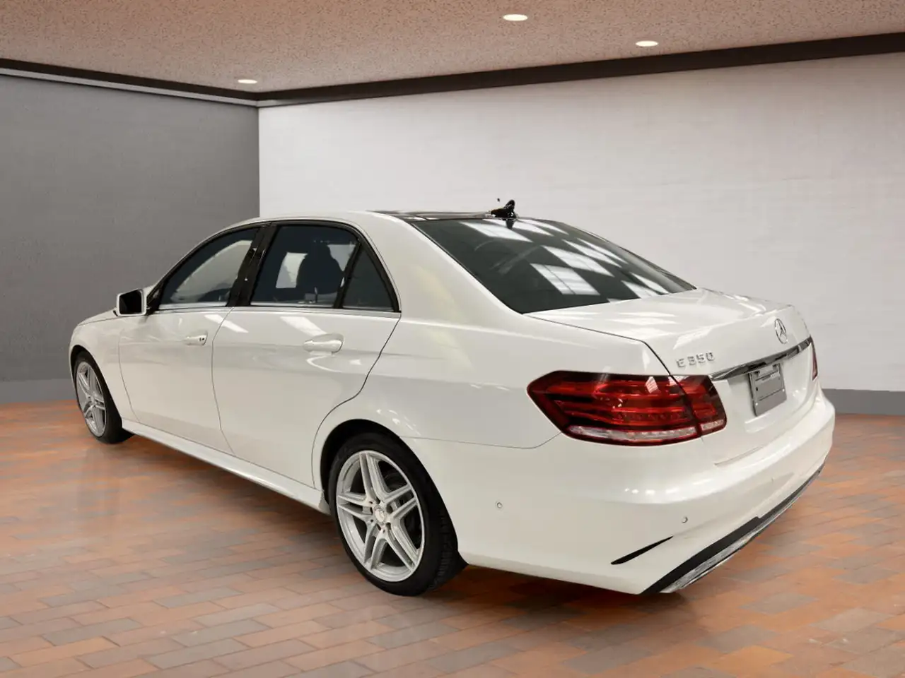 Mercedes-Benz E-Class снимка Mercedes-Benz E-Class